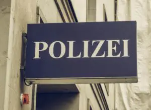 Polizeischild an einer Polizeiwache