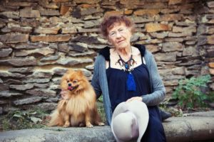 ältere Dame mit Ihrem Hund